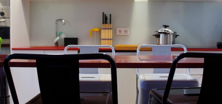 Cocina Estilo contemporaneo Color rojo, marron, negro  diseñado por ARQUIVOLTA | Arquitecto Técnico | Copyright Imatge d'Arquivolta