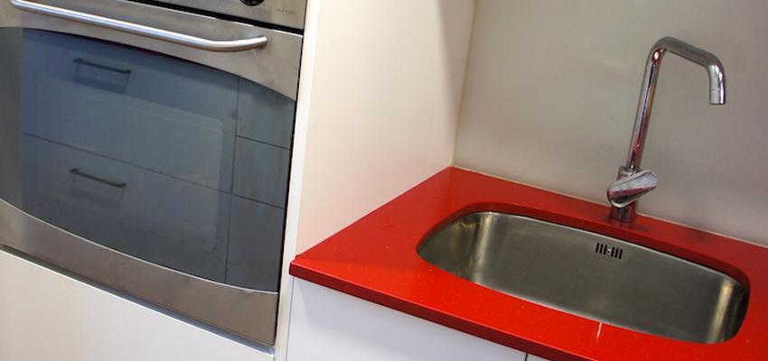 Cocina Estilo moderno Color rojo, marron, blanco  diseñado por ARQUIVOLTA | Arquitecto Técnico | Copyright Imatge d'Arquivolta