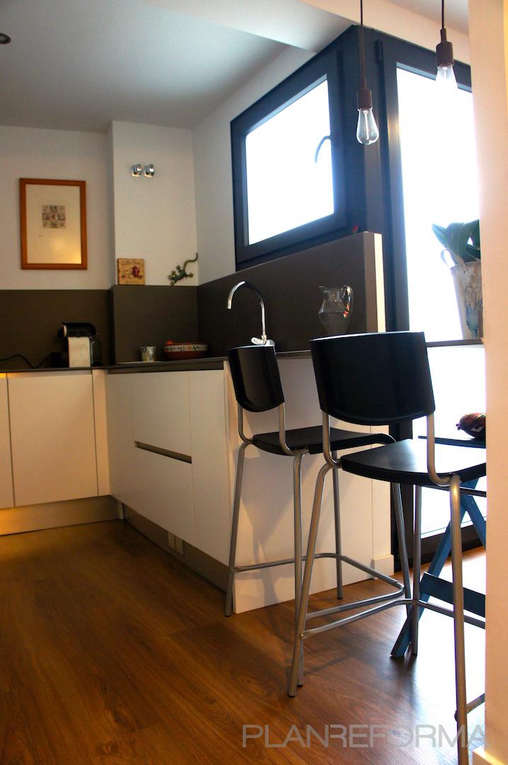 Cocina Estilo contemporaneo Color marron, blanco, bronce  diseñado por ARQUIVOLTA | Arquitecto Técnico | Copyright Imatge d'Arquivolta