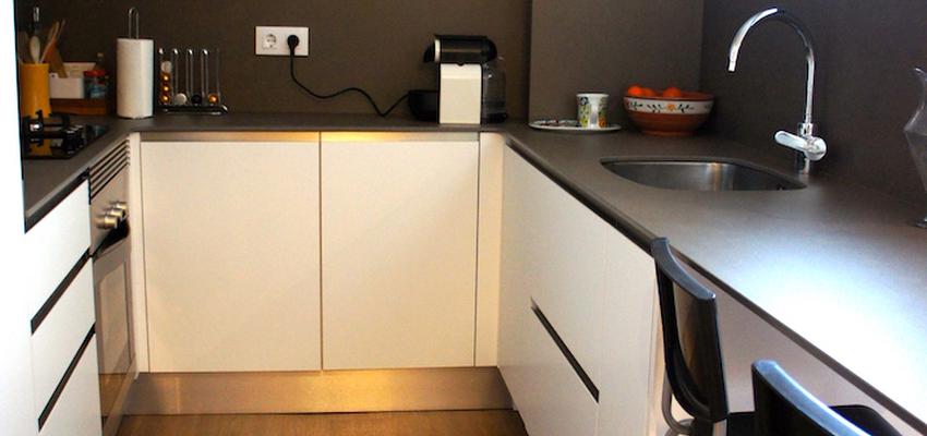 Cocina Estilo moderno Color marron, blanco, bronce  diseñado por ARQUIVOLTA | Arquitecto Técnico | Copyright Imatge d'Arquivolta