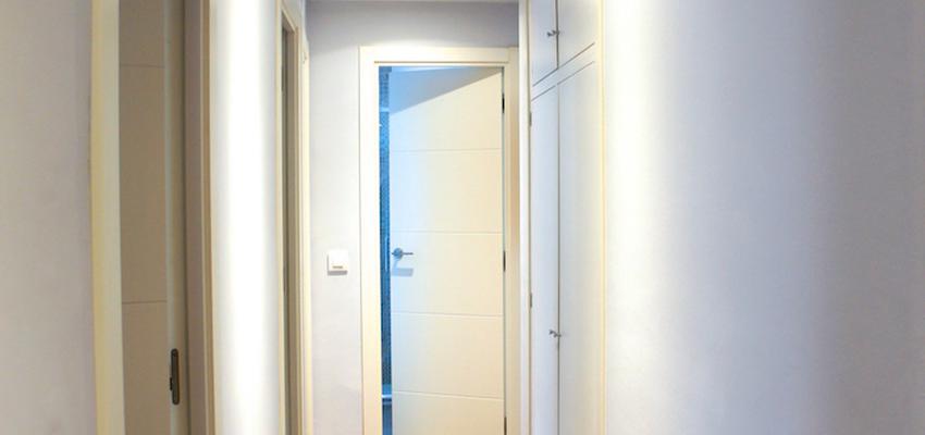 Pasillo Estilo contemporaneo Color marron, blanco, plateado  diseñado por ARQUIVOLTA | Arquitecto Técnico | Copyright Imatge d'Arquivolta