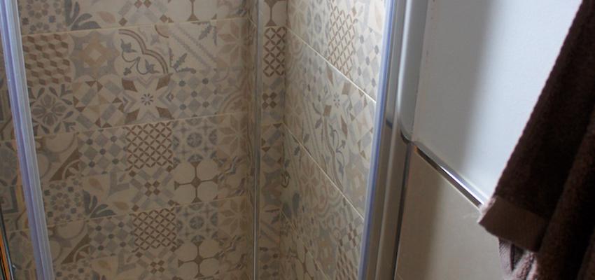 Baño Estilo contemporaneo Color marron, blanco, gris  diseñado por ARQUIVOLTA | Arquitecto Técnico | Copyright Imatge d'Arquivolta