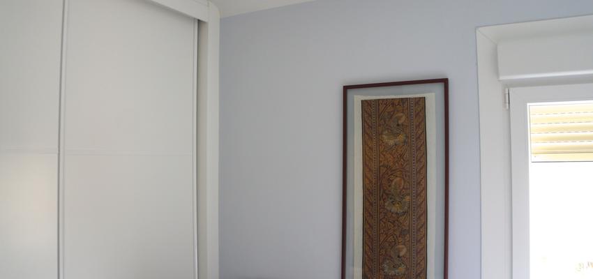 Dormitorio Estilo contemporaneo Color blanco, gris, bronce  diseñado por ARQUIVOLTA | Arquitecto Técnico | Copyright Imatge d'Arquivolta