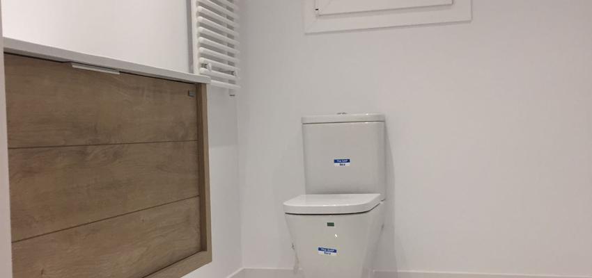 Baño Estilo vintage Color marron, blanco, gris  diseñado por ARQUIVOLTA | Arquitecto Técnico | Copyright Imagen de Arquivolta