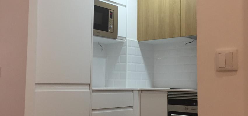 Pasillo, Cocina Estilo moderno Color marron, blanco, gris  diseñado por ARQUIVOLTA | Arquitecto Técnico | Copyright Arquivolta Sant Cugat SL