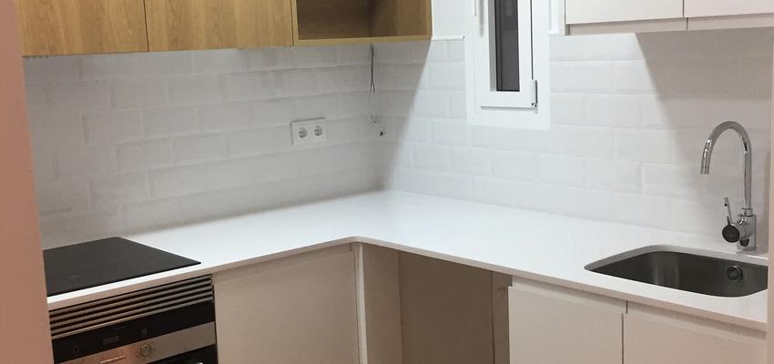 Pasillo, Cocina Estilo moderno Color marron, blanco, gris  diseñado por ARQUIVOLTA | Arquitecto Técnico | Copyright Arquivolta Sant Cugat SL