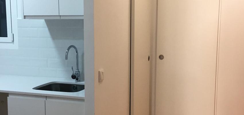 Recibidor, Pasillo, Cocina Estilo moderno Color marron, blanco, gris  diseñado por ARQUIVOLTA | Arquitecto Técnico | Copyright Arquivolta Sant Cugat SL