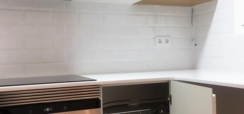 Cocina Estilo moderno Color marron, blanco, gris  diseñado por ARQUIVOLTA | Arquitecto Técnico | Copyright Arquivolta Sant Cugat SL