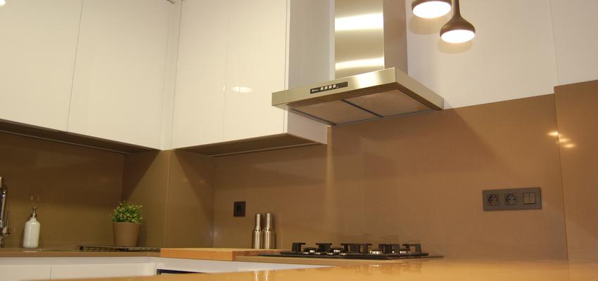 Cocina Estilo moderno Color marron, blanco  diseñado por ARQUIVOLTA | Arquitecto Técnico | Copyright Arquivolta