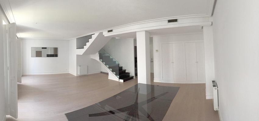 Salon Estilo moderno Color beige, gris, negro  diseñado por MASTER PLANNER REFORMAS | Gremio | Copyright MASTER PLANNER REFORMAS
