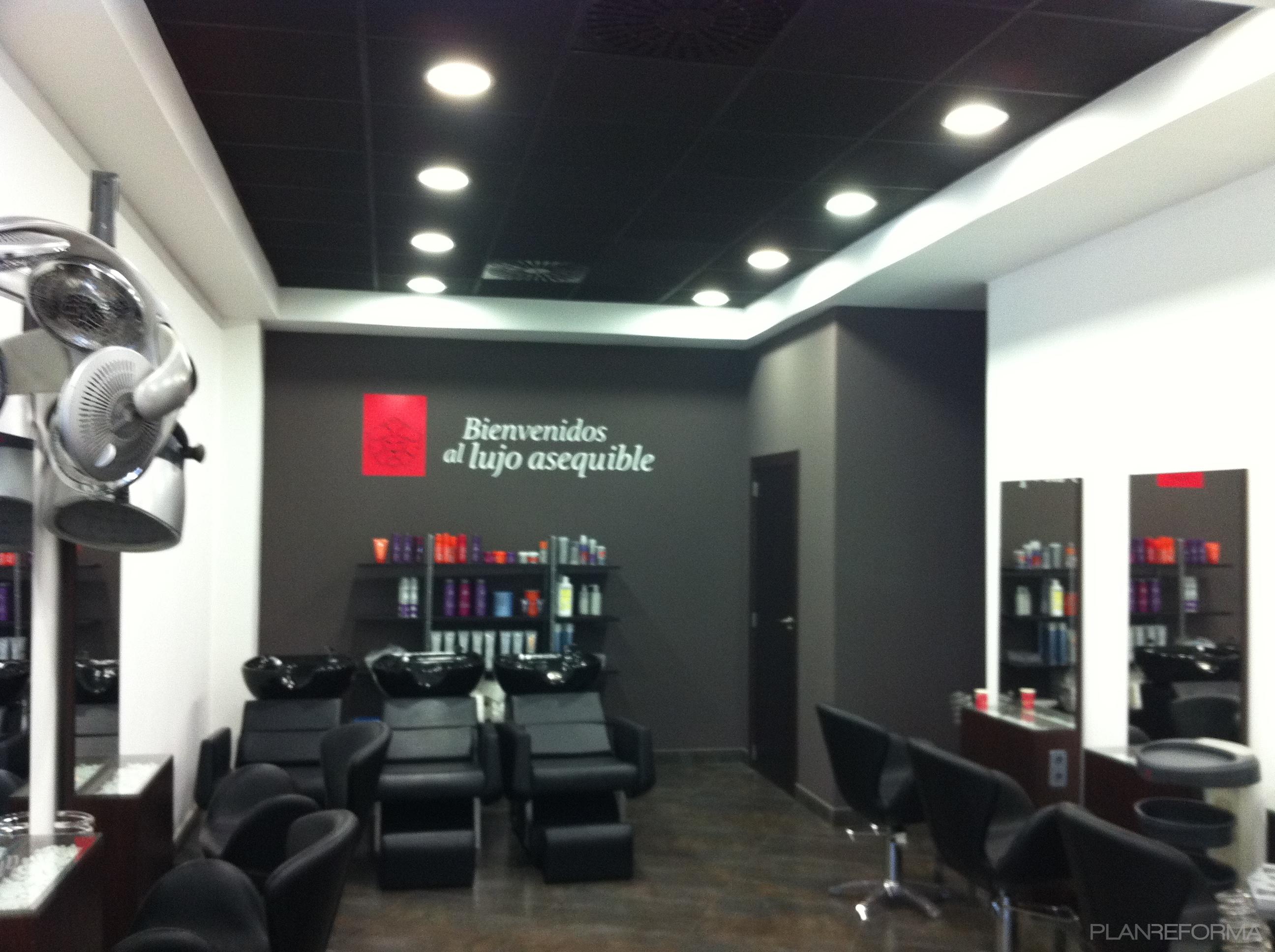 Tienda style contemporaneo color rojo, blanco, gris, negro  diseñado por Placo-ok | Gremio | Copyright Si suoy el propietario