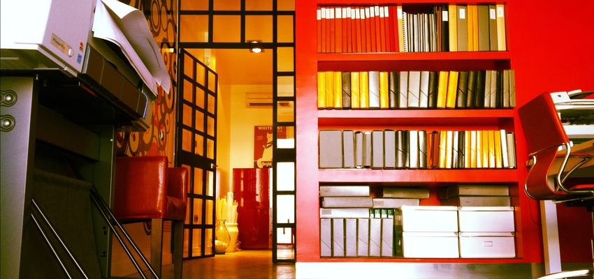 Estudio style vanguardista color rojo, blanco, dorado  diseñado por AntonioQuiros | Arquitecto Técnico 