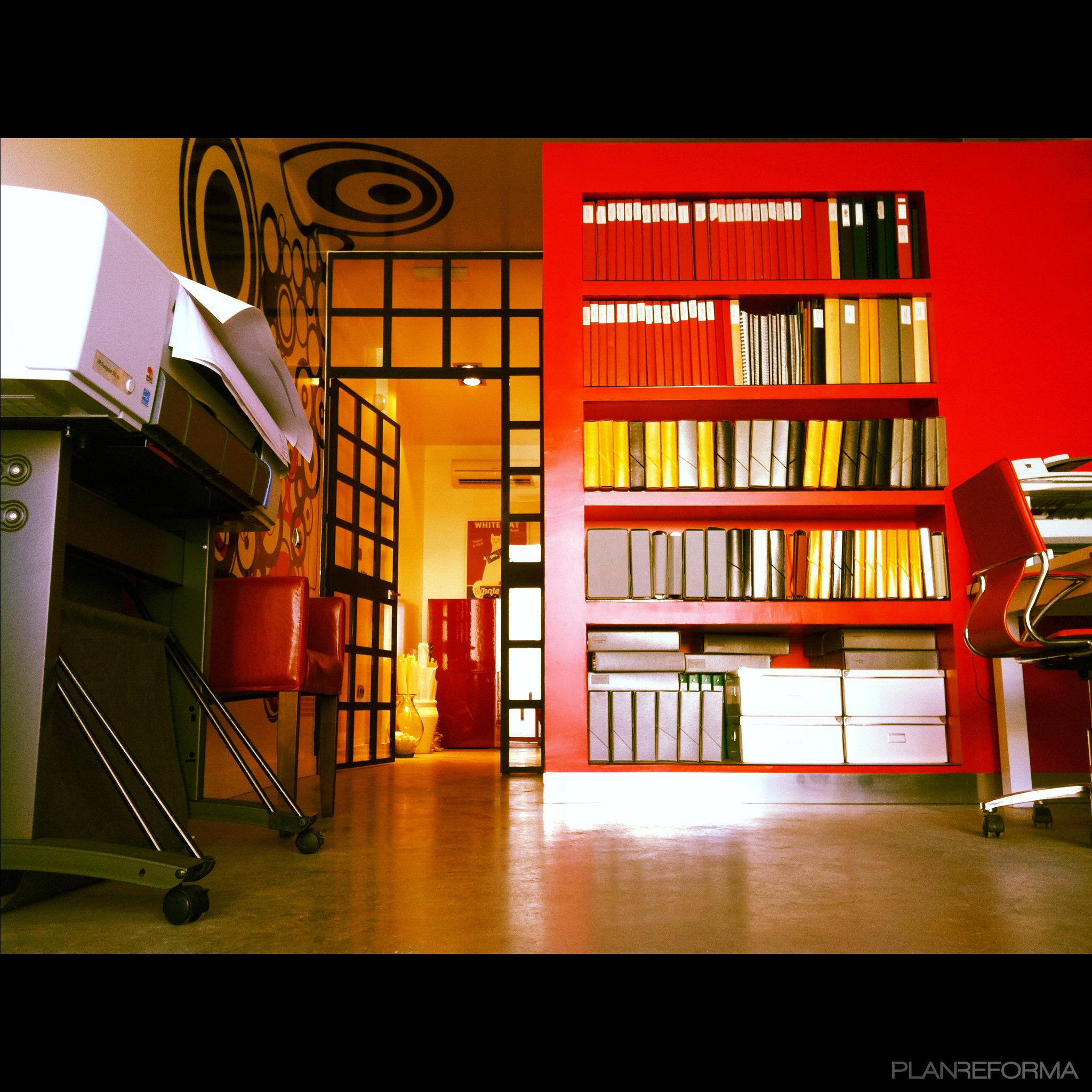 Estudio style vanguardista color rojo, blanco, dorado  diseñado por AntonioQuiros | Arquitecto Técnico 