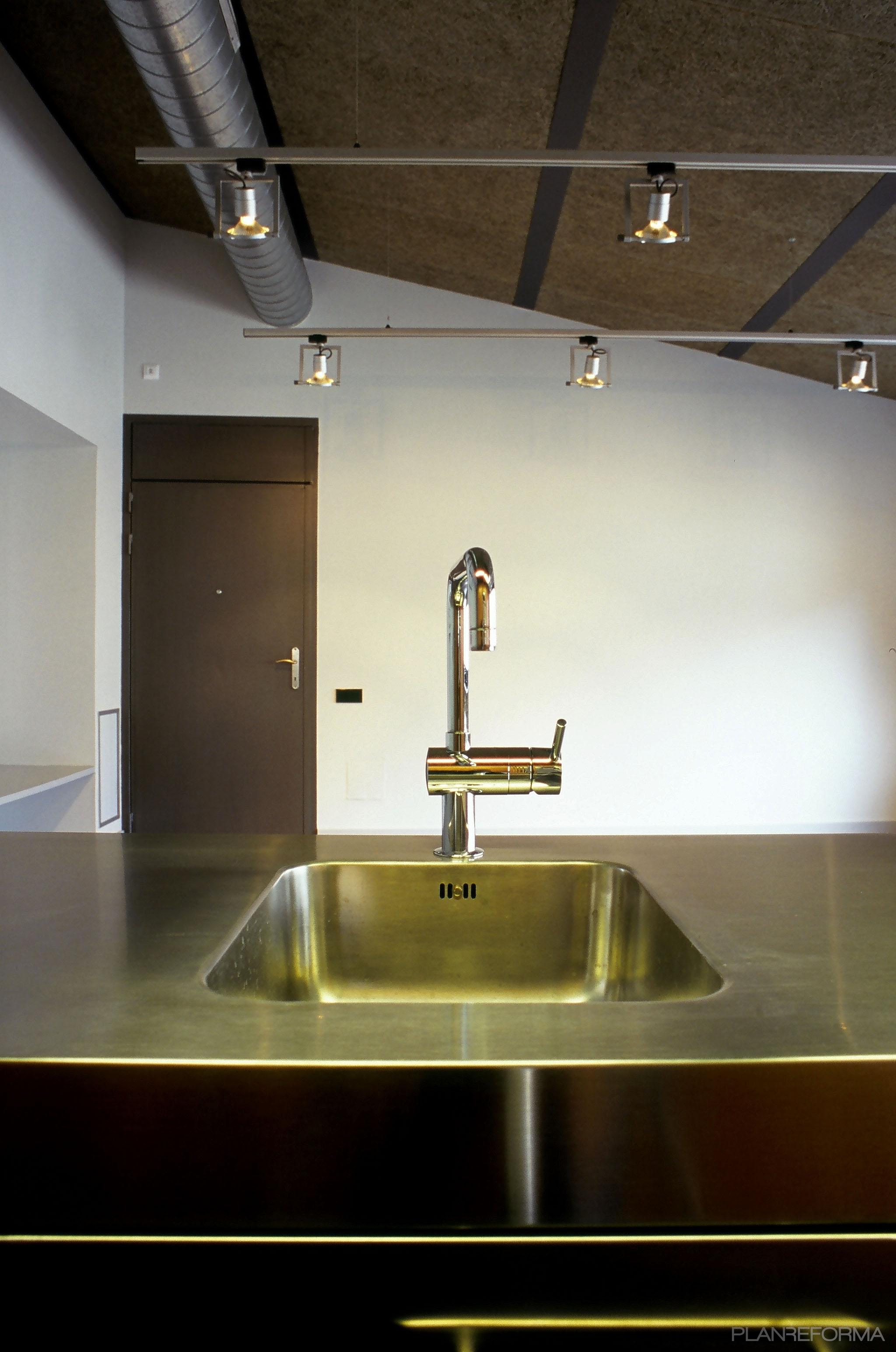 Cocina Estilo moderno Color marron, blanco, gris, negro, plateado  diseñado por Tilcara Sur | Gremio 