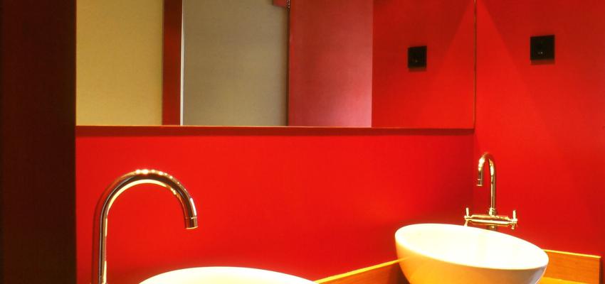 Baño Estilo contemporaneo Color rojo, marron, blanco, gris  diseñado por Tilcara Sur | Gremio 