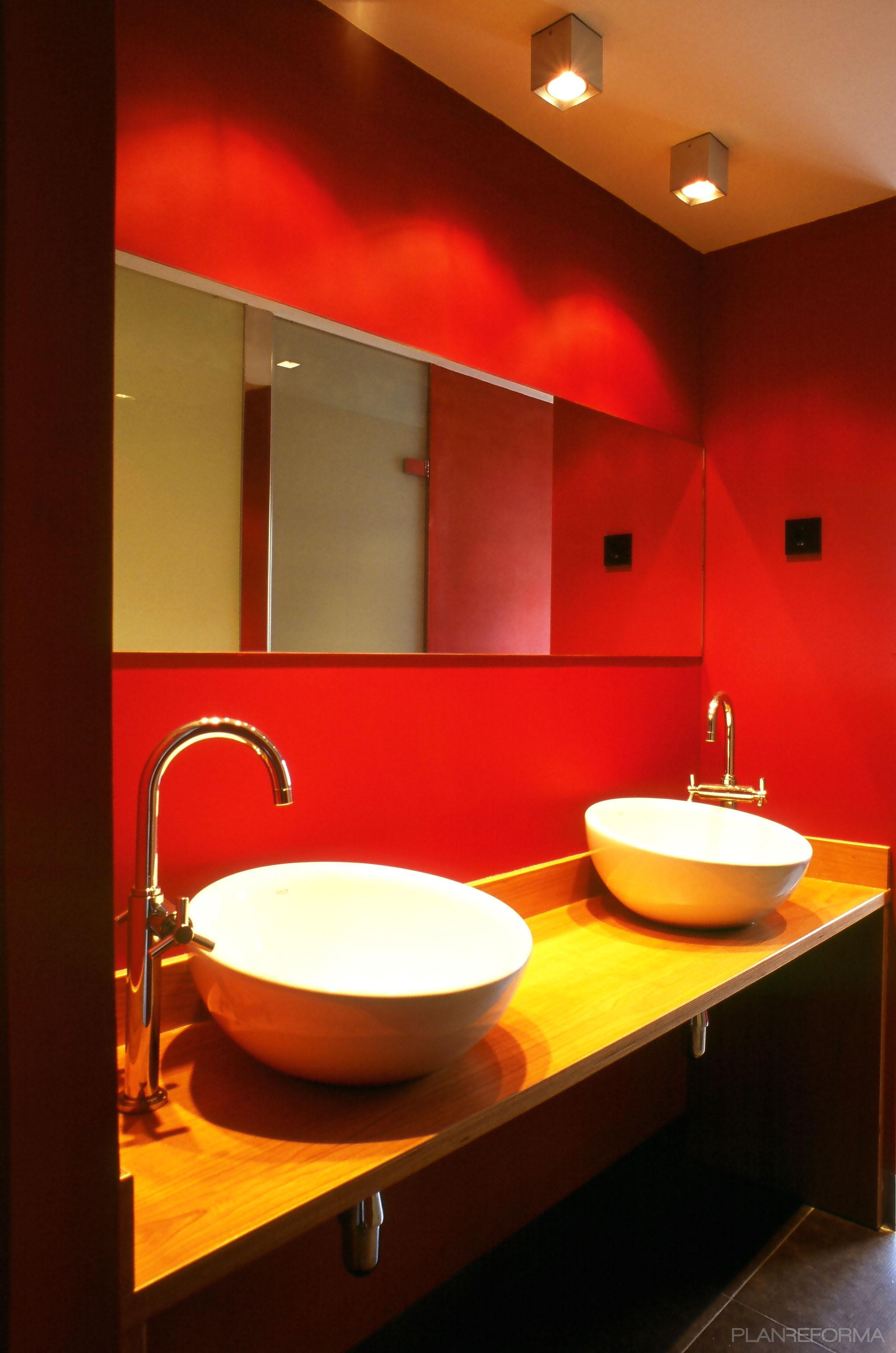 Baño Estilo contemporaneo Color rojo, marron, blanco, gris  diseñado por Tilcara Sur | Gremio 