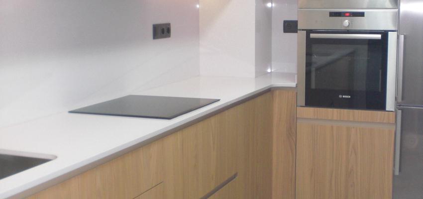 Cocina Estilo contemporaneo Color marron, blanco, gris, gris  diseñado por Tilcara Sur | Gremio 