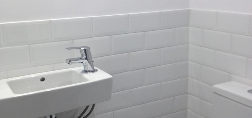 Baño Estilo clasico Color blanco  diseñado por Tilcara Sur | Gremio 