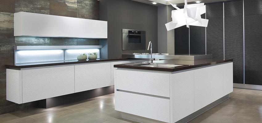 Cocina Estilo moderno Color blanco, gris, gris, negro  diseñado por REFORMAS BARCELONA GRUPO TECNICO .SL | Gremio 