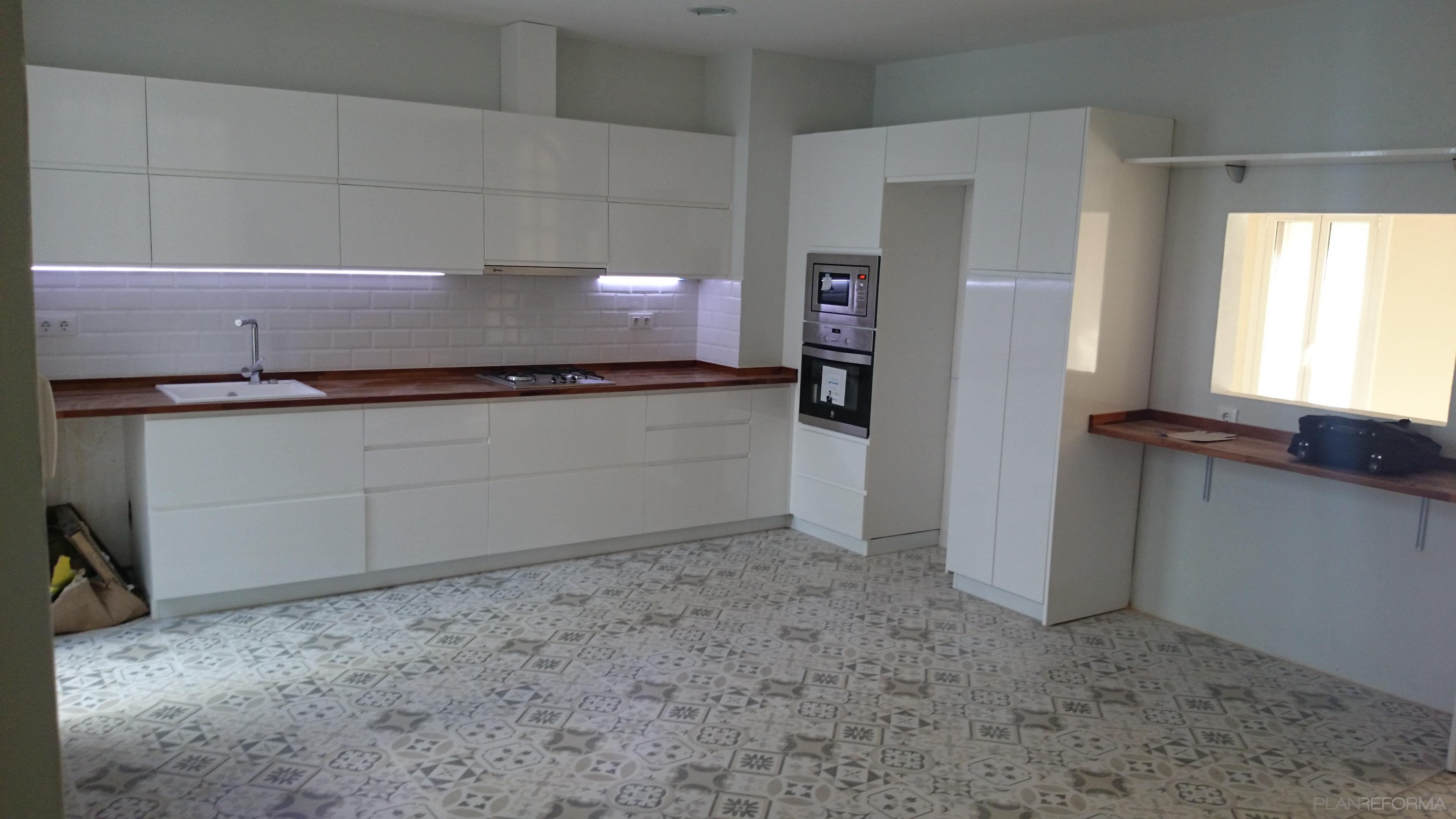 Cocina Estilo moderno Color marron, blanco, gris, gris  diseñado por REFORMAS BARCELONA GRUPO TECNICO .SL | Gremio 