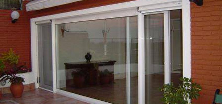 Exterior Estilo contemporaneo Color marron, blanco  diseñado por REFORMAS BARCELONA GRUPO TECNICO .SL | Gremio 