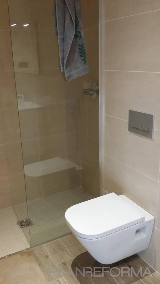 Baño Estilo tradicional Color beige, marron, blanco  diseñado por REFORMAS BARCELONA GRUPO TECNICO .SL | Gremio 