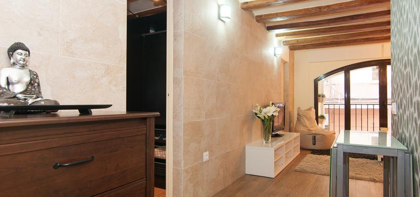 Pasillo Estilo moderno Color marron, marron, beige, marron, blanco, gris  diseñado por REFORMAS BARCELONA GRUPO TECNICO .SL | Gremio | Copyright grupo técnico