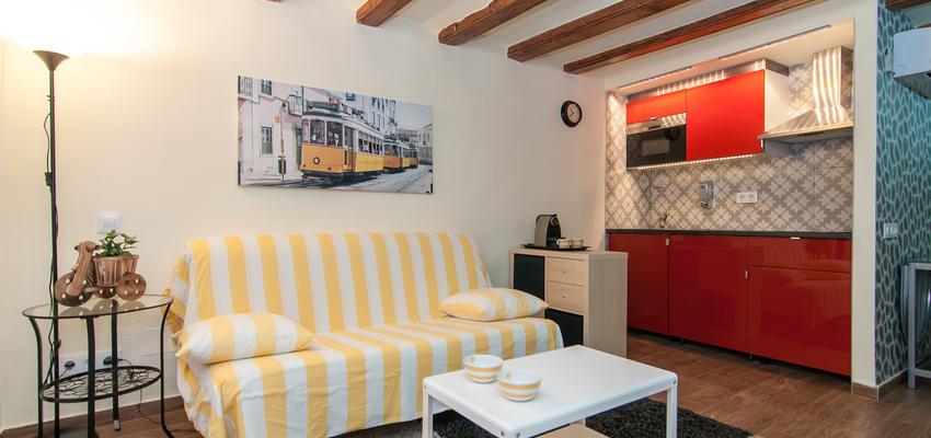 Cocina, Salon Estilo clasico Color rojo, marron, marron, beige, marron, blanco  diseñado por REFORMAS BARCELONA GRUPO TECNICO .SL | Gremio | Copyright grupo técnico