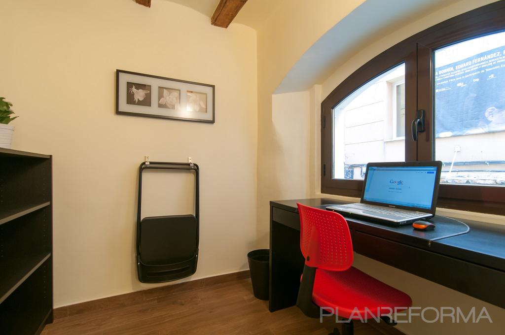 Estudio Estilo moderno Color rojo, marron, marron, beige, marron  diseñado por REFORMAS BARCELONA GRUPO TECNICO .SL | Gremio | Copyright grupo técnico