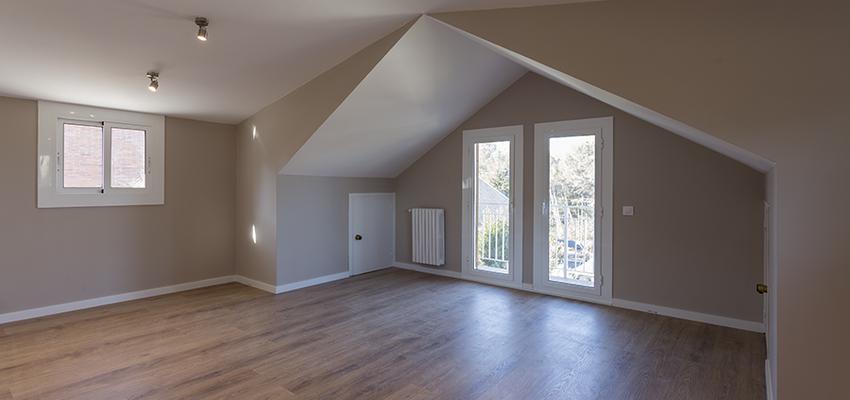 Dormitorio Estilo contemporaneo Color marron, marron, beige, marron, blanco  diseñado por REFORMAS BARCELONA GRUPO TECNICO .SL | Gremio | Copyright grupo técnico