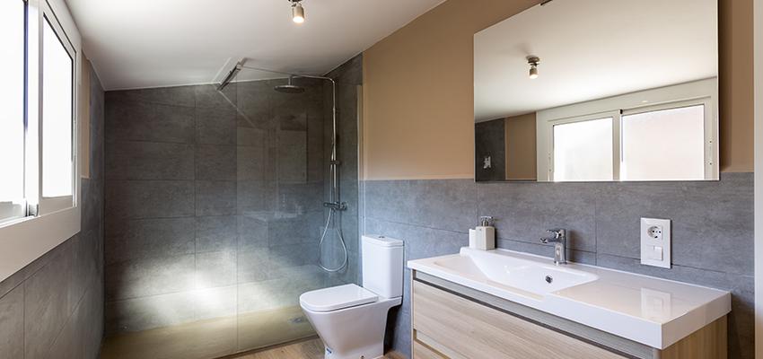 Baño Estilo moderno Color marron, marron, beige, marron, blanco, gris, gris  diseñado por REFORMAS BARCELONA GRUPO TECNICO .SL | Gremio | Copyright grupo técnico