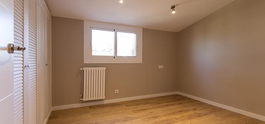 Dormitorio Estilo clasico Color marron, marron, beige, marron, blanco  diseñado por REFORMAS BARCELONA GRUPO TECNICO .SL | Gremio | Copyright grupo técnico