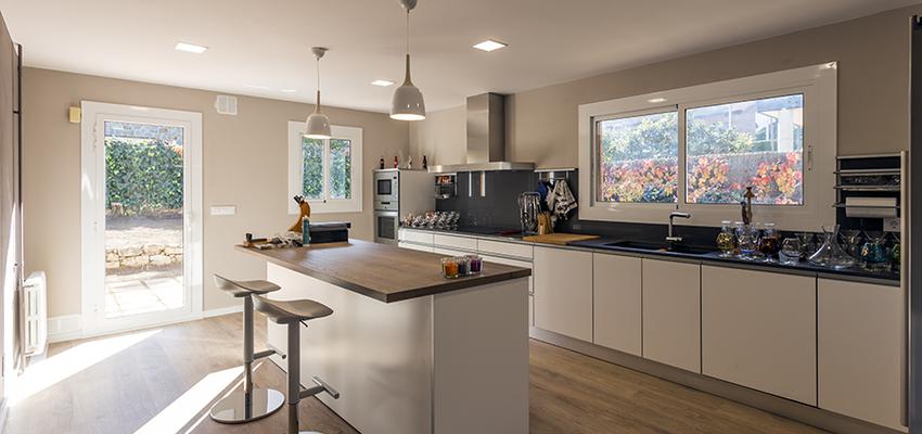 Cocina Estilo moderno Color marron, marron, beige, marron, blanco  diseñado por REFORMAS BARCELONA GRUPO TECNICO .SL | Gremio | Copyright grupo técnico