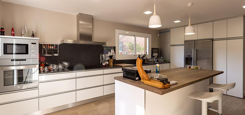 Cocina Estilo clasico Color blanco, plateado, bronce  diseñado por REFORMAS BARCELONA GRUPO TECNICO .SL | Gremio | Copyright grupotecnico barcelona