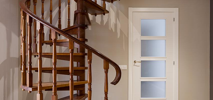 Escalera Estilo clasico Color marron, marron, beige, marron  diseñado por REFORMAS BARCELONA GRUPO TECNICO .SL | Gremio | Copyright grupo tecnico