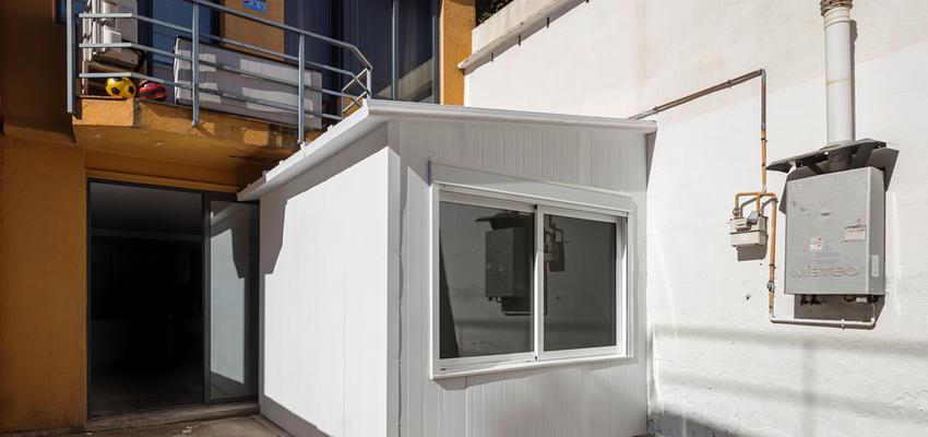 Exterior Estilo tradicional Color blanco, gris  diseñado por REFORMAS BARCELONA GRUPO TECNICO .SL | Gremio | Copyright grupo técnico Barcelona