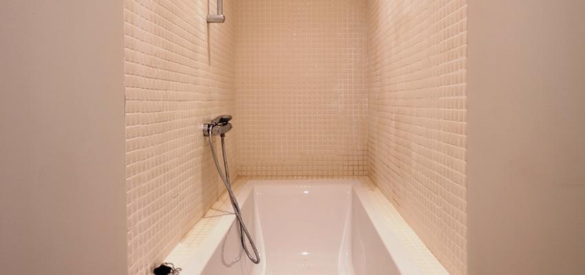 Baño Estilo clasico Color rosa, beige, blanco  diseñado por REFORMAS BARCELONA GRUPO TECNICO .SL | Gremio | Copyright grupo técnico barcelona