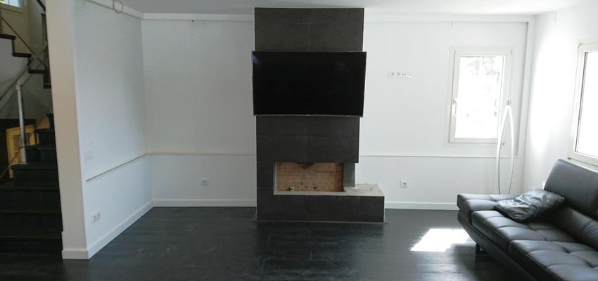 Sala de la TV Estilo moderno Color blanco, gris, negro  diseñado por REFORMAS BARCELONA GRUPO TECNICO .SL | Gremio | Copyright Grupo Técnico Barcelona