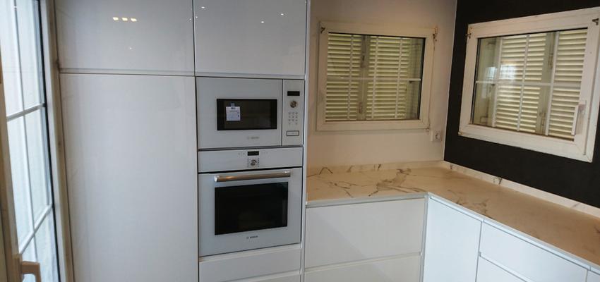 Cocina Estilo moderno Color azul oscuro, beige, blanco  diseñado por REFORMAS BARCELONA GRUPO TECNICO .SL | Gremio | Copyright Grupo Técnico Barcelona