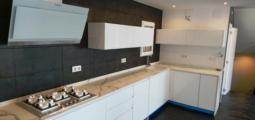 Cocina Estilo moderno Color azul oscuro, beige, blanco  diseñado por REFORMAS BARCELONA GRUPO TECNICO .SL | Gremio | Copyright Grupo Técnico Barcelona