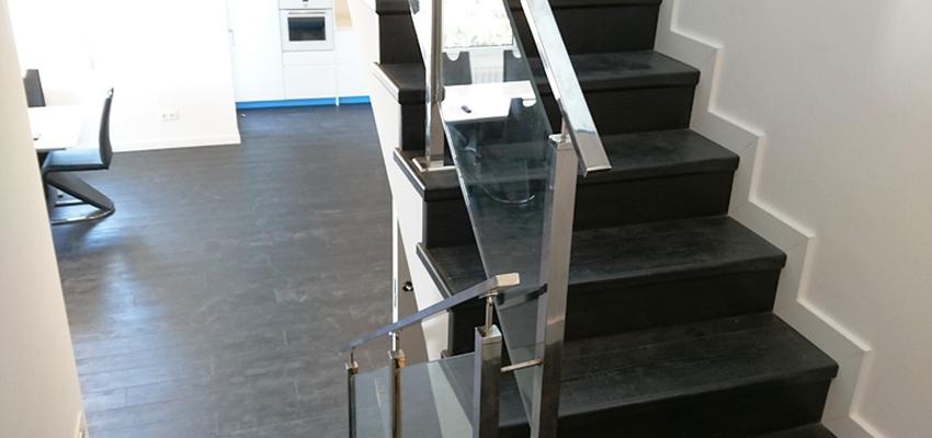 Escalera Estilo moderno Color blanco, gris, negro  diseñado por REFORMAS BARCELONA GRUPO TECNICO .SL | Gremio | Copyright Grupo Técnico Barcelona