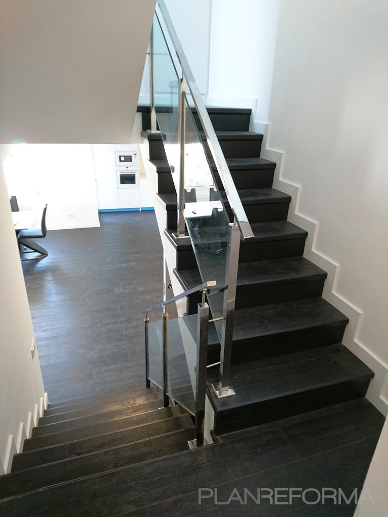 Escalera Estilo moderno Color blanco, gris, negro  diseñado por REFORMAS BARCELONA GRUPO TECNICO .SL | Gremio | Copyright Grupo Técnico Barcelona