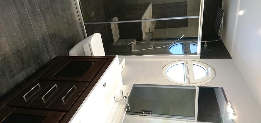 Baño Estilo clasico Color blanco, gris  diseñado por REFORMAS BARCELONA GRUPO TECNICO .SL | Gremio | Copyright Grupo Técnico Barcelona