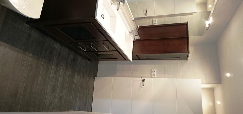 Baño Estilo clasico Color marron, blanco, gris  diseñado por REFORMAS BARCELONA GRUPO TECNICO .SL | Gremio | Copyright Grupo Técnico Barcelona