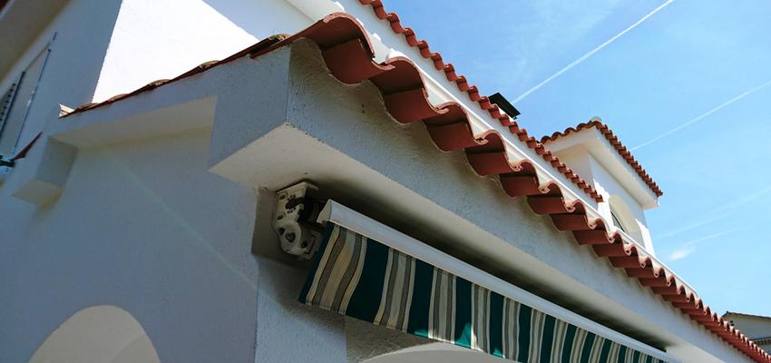 Exterior Estilo clasico Color marron, blanco  diseñado por REFORMAS BARCELONA GRUPO TECNICO .SL | Gremio | Copyright Grupo Técnico Barcelona