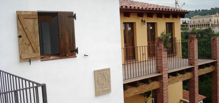 Exterior Estilo rustico Color amarillo, marron, blanco  diseñado por REFORMAS BARCELONA GRUPO TECNICO .SL | Gremio | Copyright Grupo técnico Barcelona