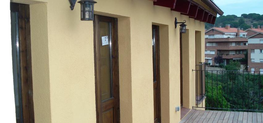 Balcon Estilo rustico Color amarillo, marron, marron  diseñado por REFORMAS BARCELONA GRUPO TECNICO .SL | Gremio | Copyright Grupo técnico Barcelona