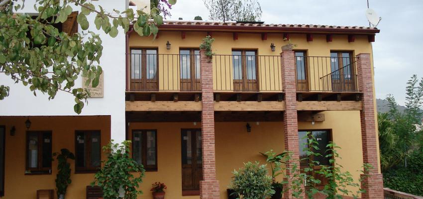 Exterior Estilo rustico Color amarillo, marron, blanco  diseñado por REFORMAS BARCELONA GRUPO TECNICO .SL | Gremio | Copyright Grupo técnico Barcelona