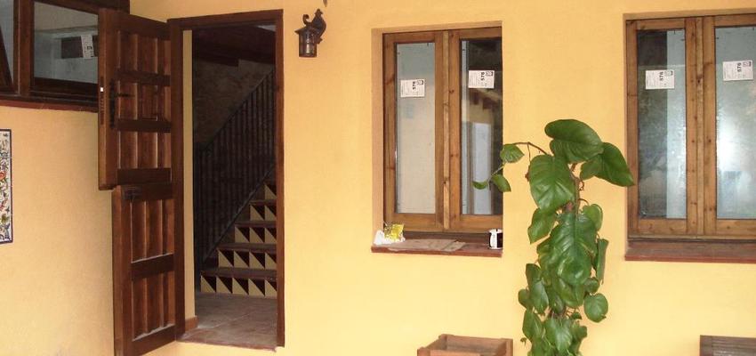 Terraza, Porche Estilo rustico Color amarillo, marron, marron  diseñado por REFORMAS BARCELONA GRUPO TECNICO .SL | Gremio | Copyright Grupo técnico Barcelona