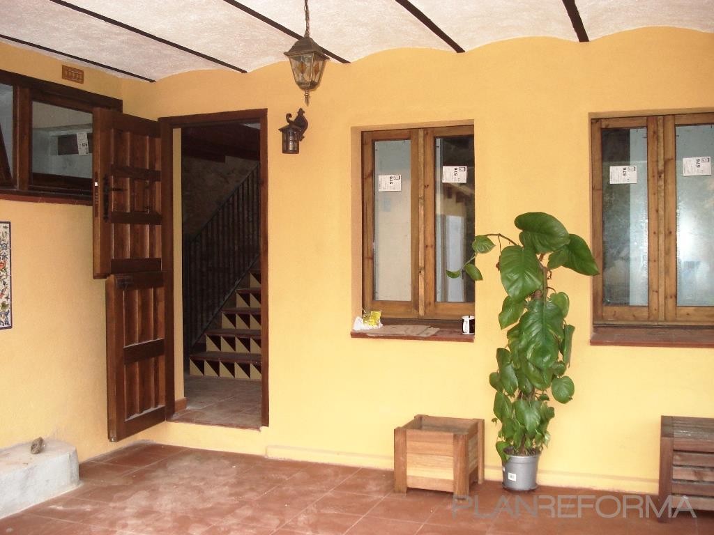 Terraza, Porche Estilo rustico Color amarillo, marron, marron  diseñado por REFORMAS BARCELONA GRUPO TECNICO .SL | Gremio | Copyright Grupo técnico Barcelona